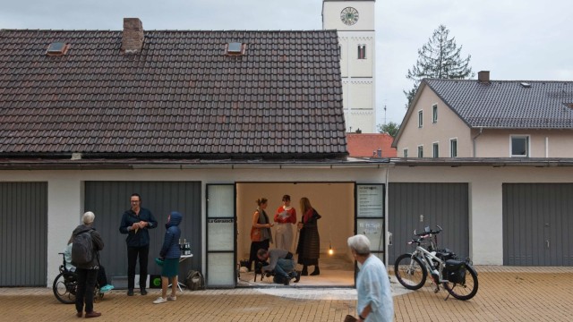 Kultur im Landkreis: Den großen weißen Kreis, der über die Schwelle der Garage hinausragt, hat sich der Künstler Rasso Rottenfusser ausgedacht.