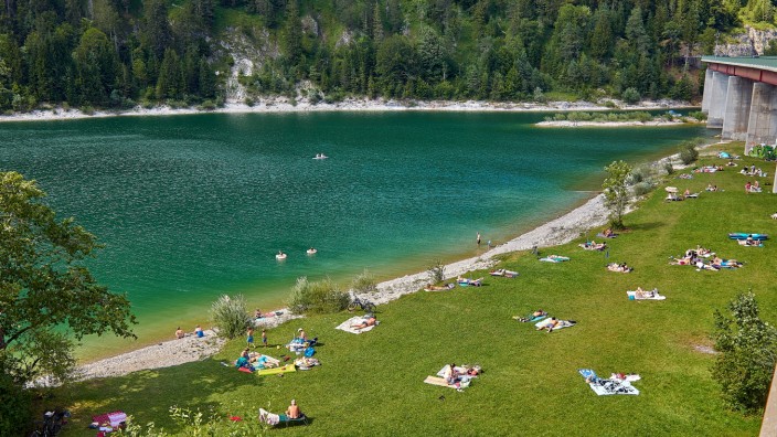 Online-Befragung: An der "Lenggrieser Riviera" am Ufer des Sylvensteinsees ist die Menge der Badegäste überschaubar. Anders war das im Corona-Winter vor zwei Jahren, als massenhaft Tagestouristen das Gemeindegebiet stürmten.