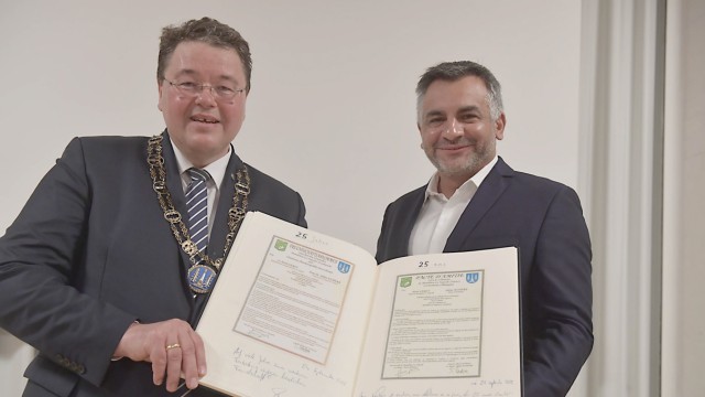 Städtepartnerschaft: Ottobrunns Bürgermeister Thomas Loderer (links) und sein französischer Amtskollege Sébastien Leroy haben die Freundschaft mit einem Eintrag ins Goldene Buch bekräftigt.