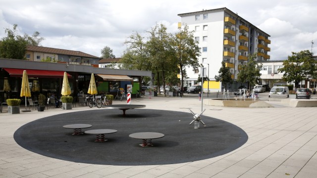 Streifzug: Am Neuen Platz zeigt sich Geretsried als moderne Planstadt und in Verwandtschaft zu anderen Vertriebenenstädten Bayerns.