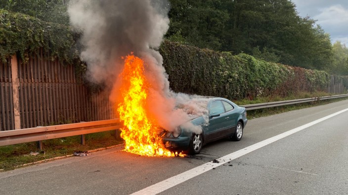 Marktredwitz: Rund 45 Kilometer südlich von Marktredwitz brennt ein grünes Auto auf der Autobahn 93. Der Fahrer war wohl ein 20-Jähriger, der betrunken unterwegs war.