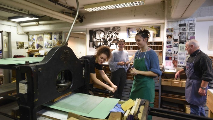 Kultur in Dachau: In der KVD-Druckwerkstatt hantieren Schülerinnen aus der Fränkischen Schweiz erstmals mit Druckgeräten.