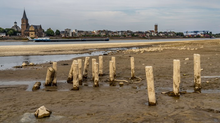 Katastrophen: Auch die Dürre im Sommer 2022, hier der Rhein bei Emmerich im August, lässt sich nicht isoliert betrachten.