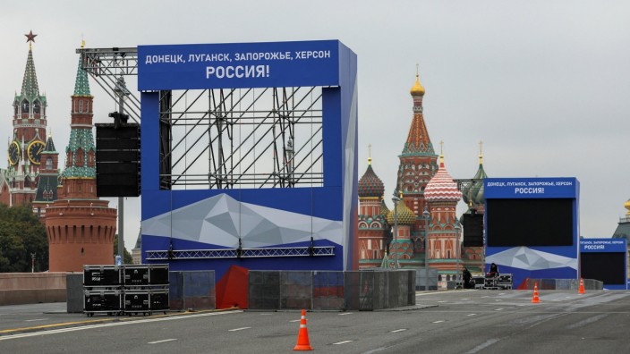 Krieg in der Ukraine: Nahe dem Kreml in Moskau laufen die Vorbereitungen für die Zeremonie der Annexion - erwartet wird auch eine Rede von Präsident Putin.