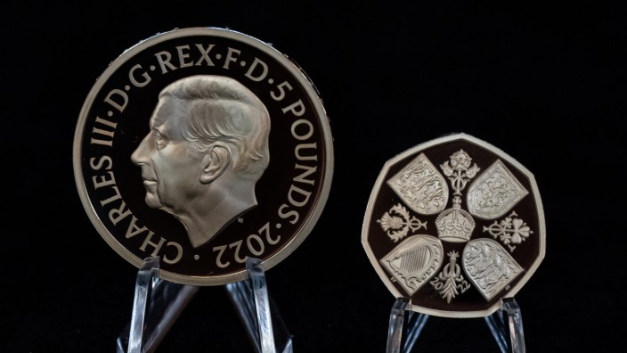 Nach dem Tod von Queen Elizabeth II.: Die britische Münzprägeanstalt Royal Mint hat erstmals Münzen mit dem Porträt des neuen Königs Charles III. vorgestellt.