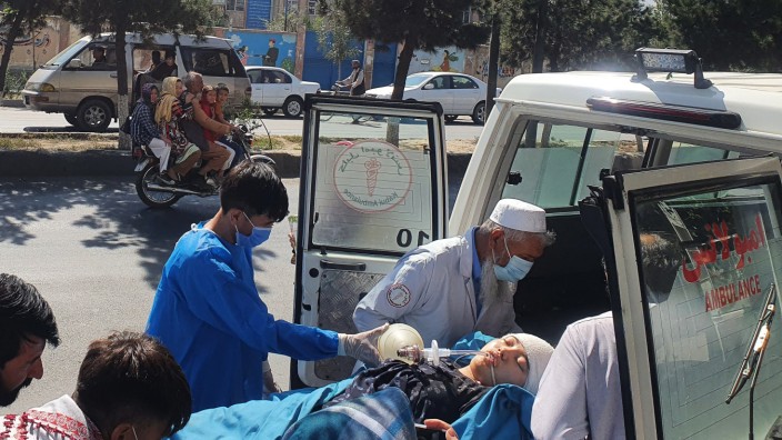 Terrorismus: Ein verletztes Mädchen wird nach dem Anschlag auf eine Schule in Kabul ins Krankenhaus gebracht.