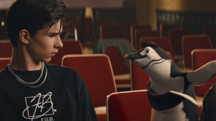 Erfolgsfilm aus Bayern: Mädchenschwarm Jo (Loris Sichrovsky) erhält von seinem magischen Begleiter, einem cool daherplappernden Pinguin (Stimme: Max von der Groeben), eher irreführende Ratschläge.