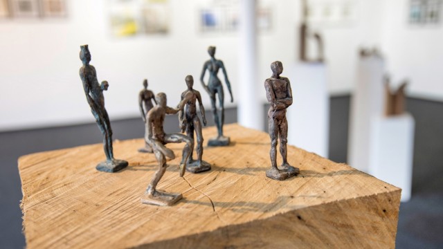 Kunst: Josef Lang steuert seine winzigen Bronzefiguren zu der Jubiläumsausstellung bei.