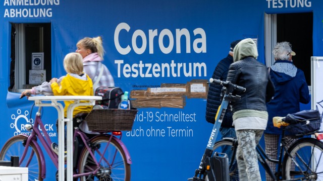 Corona in Deutschland: Testzentrum in Warnemünde