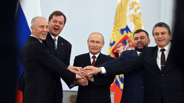 Russland: "Ro-ssi-ja, Ro-ssi-ja": Russlands Präsident Wladimir Putin (Mitte) mit den Vertretern der annektierten Gebiete im Sankt-Georg-Saal des Großen Kreml-Palastes.