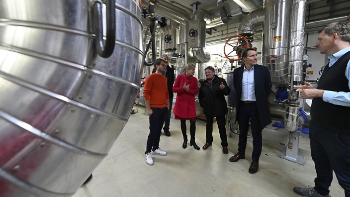 Energiewende: Bürgermeisterin Susanna Tausendfreund (Mitte) zeigt ihren Parteifreunden Katharina Schulze und Ludwig Hartmann aus dem Landtag (links und rechts von ihr) die Pullacher Geothermieanlage.