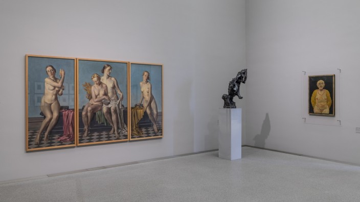 Deutsche Museen und die Kunst des Nationalsozialismus: Raumansicht mit Werken von Adolf Ziegler ("Die vier Elemente", vor 1937), Thomas Helbig ("Maschine", 2004) und Josef Scharl ("Dirne", 1931).