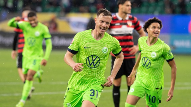 Bundesliga: Siegtreffer kurz vor Schluss: Yannick Gerhardt (Mitte) schob in der Nachspielzeit ein zum 3:2 für den VfL Wolfsburg.