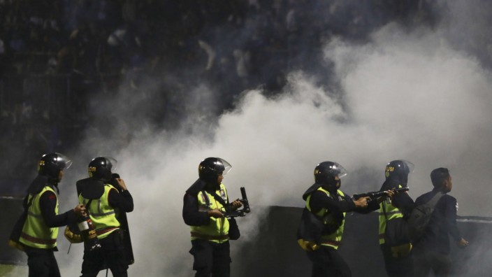Indonesien: Polizisten feuern Tränengas beim Erstliga-Spiel zwischen Arema FC und Persebaya FC.