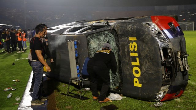 Indonesien: Demoliertes Auto im Kanjuruhan-Stadion in Ost-Java.