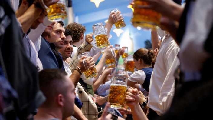 Lauterbach über Corona-Welle in München: Menschen feiern auf dem Oktoberfest in München