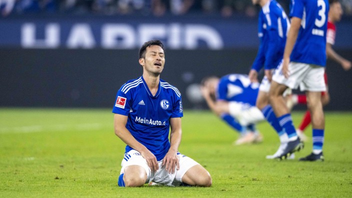 2:3 gegen Augsburg: Verzweiflung nach dem dritten Augsburger Treffer: Schalkes Maya Yoshida sitzt enttäuscht auf dem Rasen.