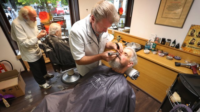 Passionsspiele in Oberammergau: Zwei Mitwirkenden der Passionsspiele werden in einem Friseur-Salon Haare und Bart geschnitten. Seit Aschermittwoch 2021 hatten die Mitwirkenden der Tradition folgend Friseurverbot - ausgenommen waren die Darsteller der Römer.