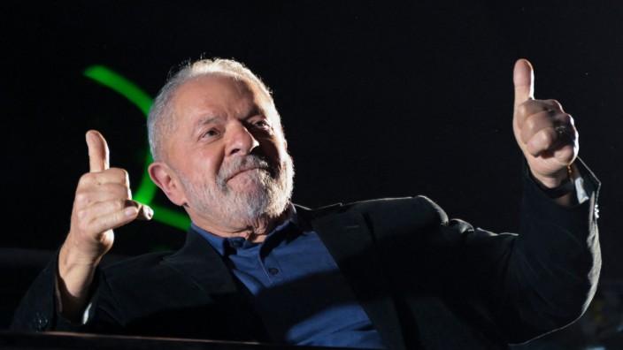Wahlanalyse: Luiz Inacio Lula da Silva, ehemaliger Präsident von Brasilien, der erneut für das Präsidentenamt kandidiert, jubelt. Doch anders als die Prognosen vorhersagten, liegt der ehemalige Staatschef nur knapp vorne, sodass es zu einer Stichwahl kommen wird. (Photo by ERNESTO BENAVIDES / AFP)