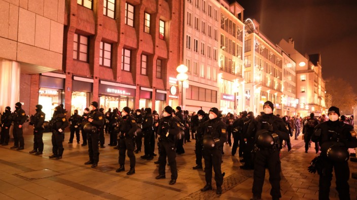 Friedrich Anis neuer Krimi: Polizeipräsenz in der Münchner Innenstadt. In Friedrich Anis neuem Roman wird ein Polizist auf einer Demo verletzt und sucht den Täter.