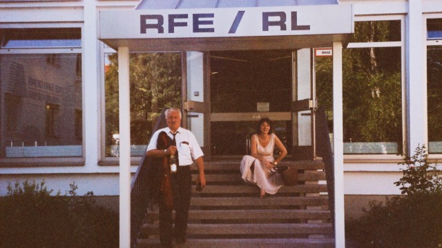 Ausstellung: Eingang der Sender Radio Free Europe und Radio Liberty auf einer Photo aus dem Jahr 1995.