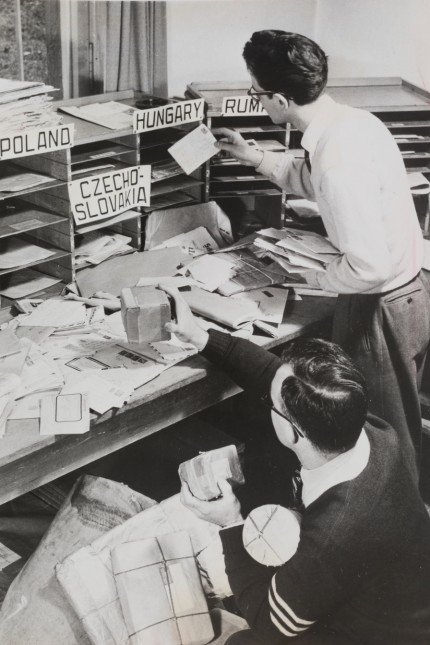 Ausstellung: Mitarbeiter von Radio Free Europe sortieren Hörerpost, Fotografie aus dem Jahr 1960.