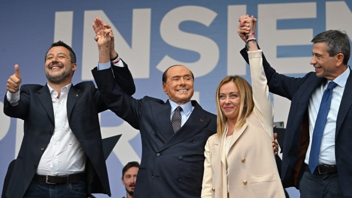 Das Politische Buch: Die Wahlsieger Italiens: Matteo Salvini, Silvio Berlusconi und Giorgia Meloni (von links) sind nicht mit allen Segnungen der Demokratie einverstanden.