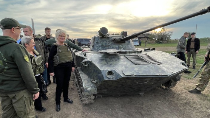 Krieg in der Ukraine: Verteidigungsministerin Christine Lambrecht (SPD, 3.v.l) lässt sich von ihrem ukrainischen Amtskollegen Olexij Resnikow (l) außerhalb von Odessa einen von den Russen erbeuteten Panzer zeigen.