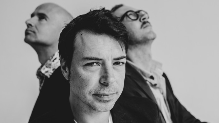 Hörenswert: Das Trio des Pianisten Stefan Weiser (vorne), des Bassisten Peter Cudek (links) und des Schlagzeugers Christoph Holzhauser stellt in der Unterfahrt sein Debütalbum "Petrichor" vor.