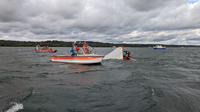 Starnberger See: Wasserwacht birgt ein südlich von der Roseninsel gekentertes Segelboot.