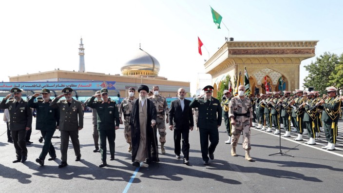 Iran: Zeichen der Macht: Ajatollah Chamenei am Montag beim Abschreiten einer Militärparade.