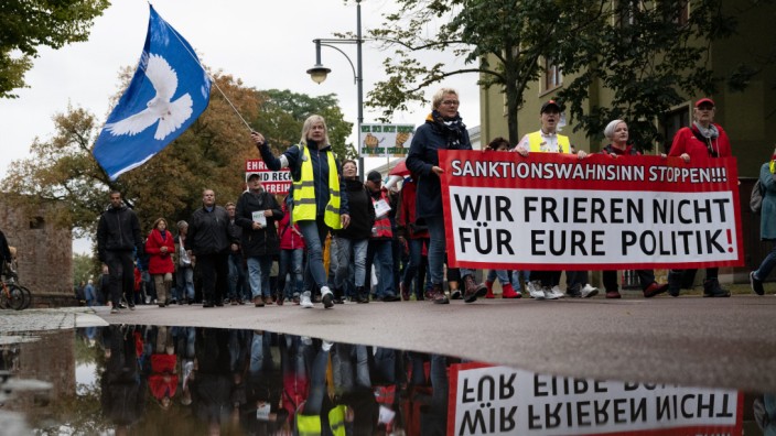 Ostdeutschland: Teilnehmer einer Demonstration des Bündnisses "Bewegung Halle" ziehen durch Halle/Saale. In zahlreichen Städten Sachsen-Anhalts sollen am Montag Demonstrationen gegen die hohen Preise und die Energiepolitik stattfinden.