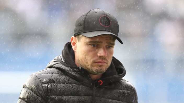 1. FC Nürnberg: Vergeblich gerudert: Die Spieler haben ihren Coach Robert Klauß am Sonntag allein im Regen stehen lassen.