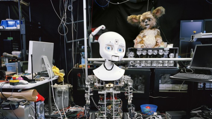 Roboter im Alltag: "Nexi" heißt der Roboter, der am Massachusetts Institute of Technology schon zu Beginn des Jahrtausends entwickelt wurde - dokumentiert von Yves Gellie.