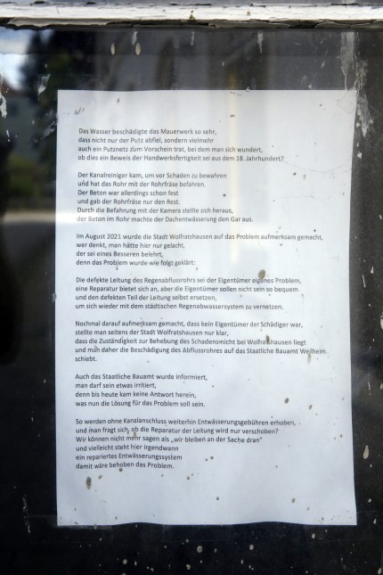 Denkmalschutz in Wolfratshausen: Die "Rohrballade" im Fenster.