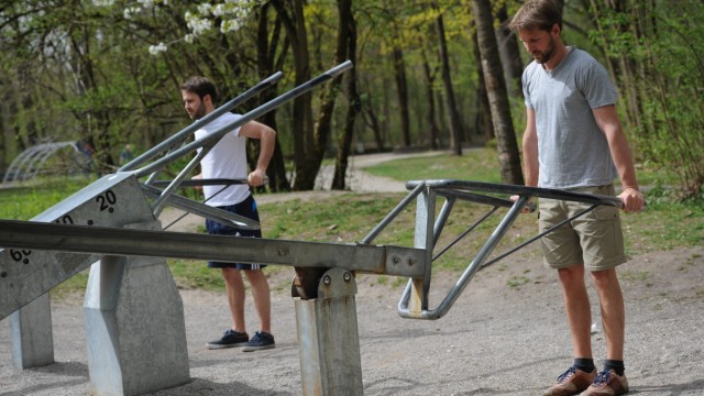 Fitness: Amateur athletes doing fitness training in the open-air gym on the Isar meadows between Freibadbächl, Candidstraße and Isar in Untergiesing.