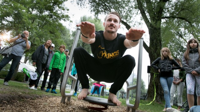Fitness: At the opening of the movement island in the Munich Olympic Park, the Ykings entertainment group demonstrated the exercises on the fitness equipment.  In the picture: squats on the swash plate.