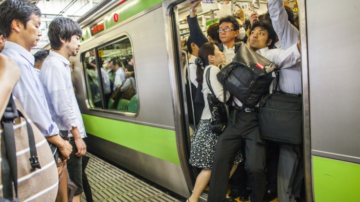 Japan: Die Pendlerzüge in Tokio sind sehr voll. Immer wieder werden hier Frauen belästigt.