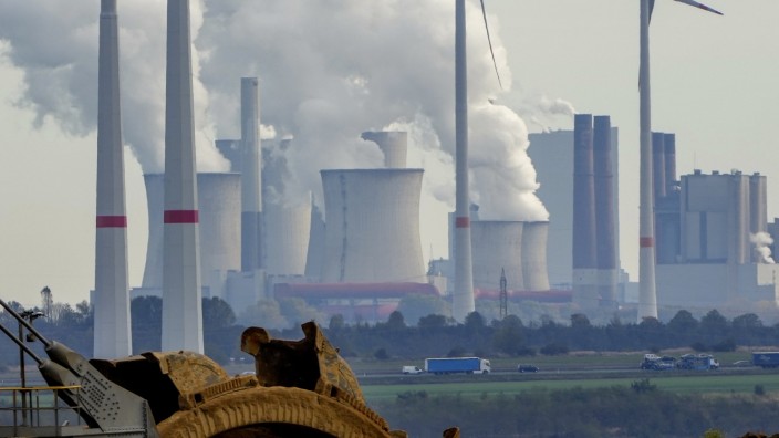 Klima: Unter Dampf: RWE will von 2030 an keinen Strom mehr aus Braunkohle erzeugen. Doch noch raucht es aus den Schornsteinen des Kohlekraftwerks Neurath in der Nähe des Kohletagebaus Garzweiler in Lützerath.