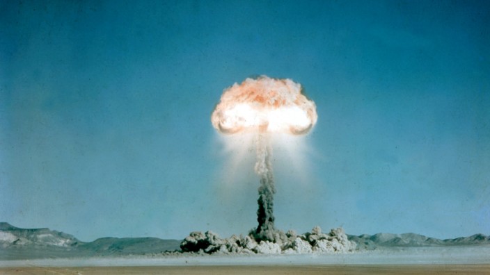 Thomas Brussigs Essay "Meine Apokalypsen": Das atomare Armageddon prägte Brussigs Leben bis 1989: Atomtest in der Wüste von Nevada
