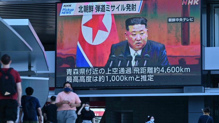 Nordkorea: Diktator Kim Jong auf eine Videoleinwand