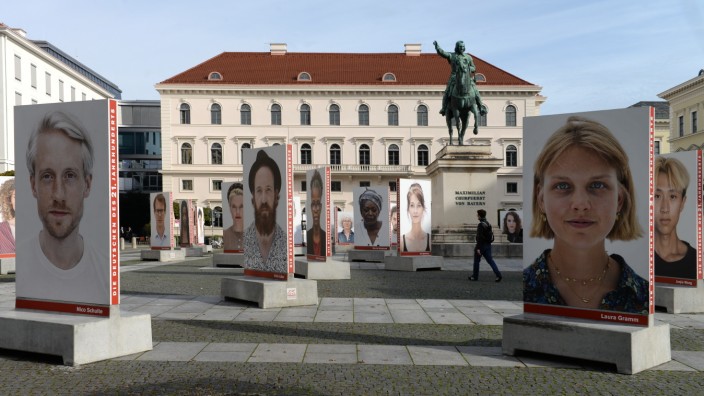 Fotografie und Diversität: An prominenter Stelle: Die Open-Air-Ausstellung "Die Deutschen des 21. Jahrhunderts" des Fotografen Oliviero Toscani auf dem Wittelsbacherplatz in München.