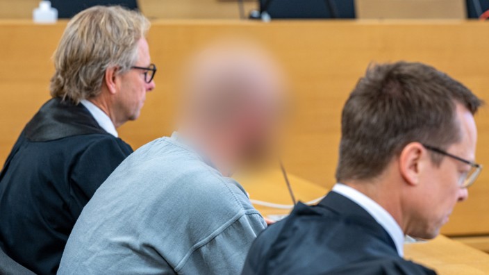 Deggendorf: Dominik R. sitzt zwischen seinen Verteidigern im Verhandlungssaal des Landgerichts Deggendorf. Dass er seine Ex-Freundin getötet hat, steht außer Frage. Nun muss das Gericht klären ob es Totschlag war oder doch Mord.