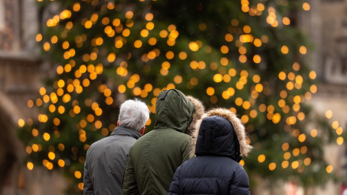 München heute: Ein Bild, das es auch in diesem Jahr geben soll: Passanten vor dem festlich beleuchteten Weihnachtsbaum am Münchner Rathaus.