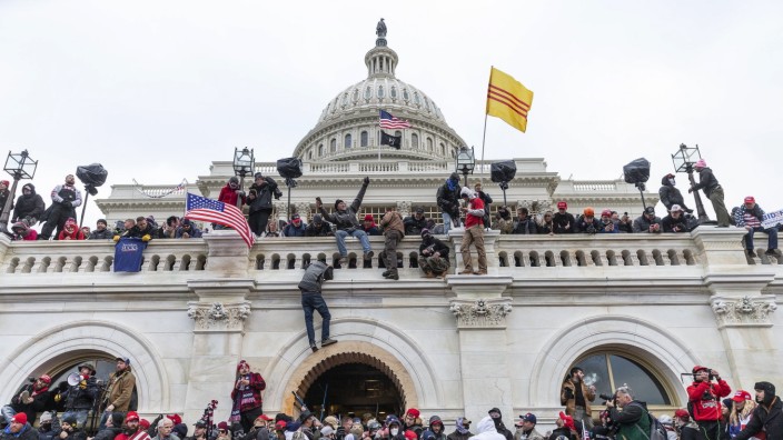USA: Aufrührer im Herzen der US-Demokratie: Dutzende Trump-Anhänger stürmten am 6. Januar 2021 das Parlamentsgebäude in Washington.
