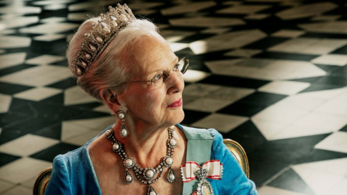 Dänisches Königshaus: Königin Margrethe II., hier auf dem offiziellen Porträt zu ihrem 50. Thronjubiläum, gilt als coolste Königin Europas. Öffentliches Gezänk mit der Verwandtschaft überlässt sie normalerweise den anderen Monarchien.