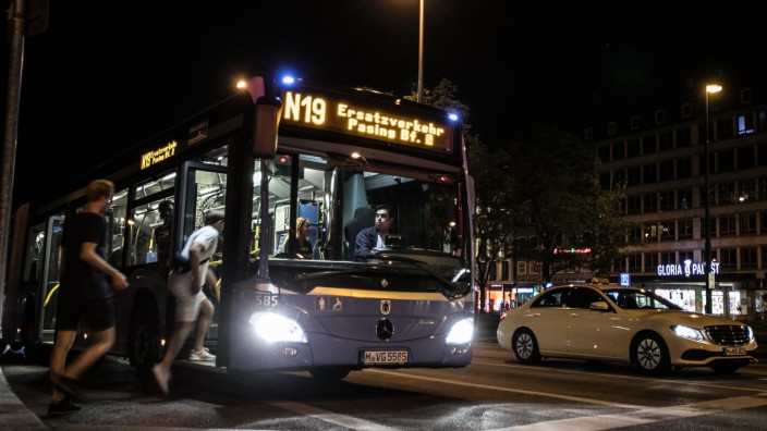 Nahverkehr: Nachtschwärmer können künftig ihre Fahrt mit den Münchner Nachtlininen bis ins Hachinger Tal verlängern. Für das Flex-Angebot werden Kleinbusse verwendet.