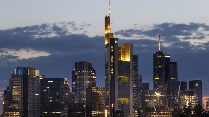 Finanzkrise: Skyline der Hochhäuser vom Bankenviertel Frankfurt: es sind ungemütliche Zeiten.