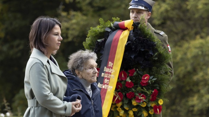 Polen: Annalena Baerbock auf dem Friedhof für die Aufständischen von Warschau, hier mit der Überlebenden Wanda Traczyk-Stawska.