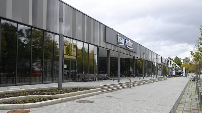 Ottobrunn: Repräsentative Front: der neue Teil des Einkaufszentrums Isarcenter in Ottobrunn.